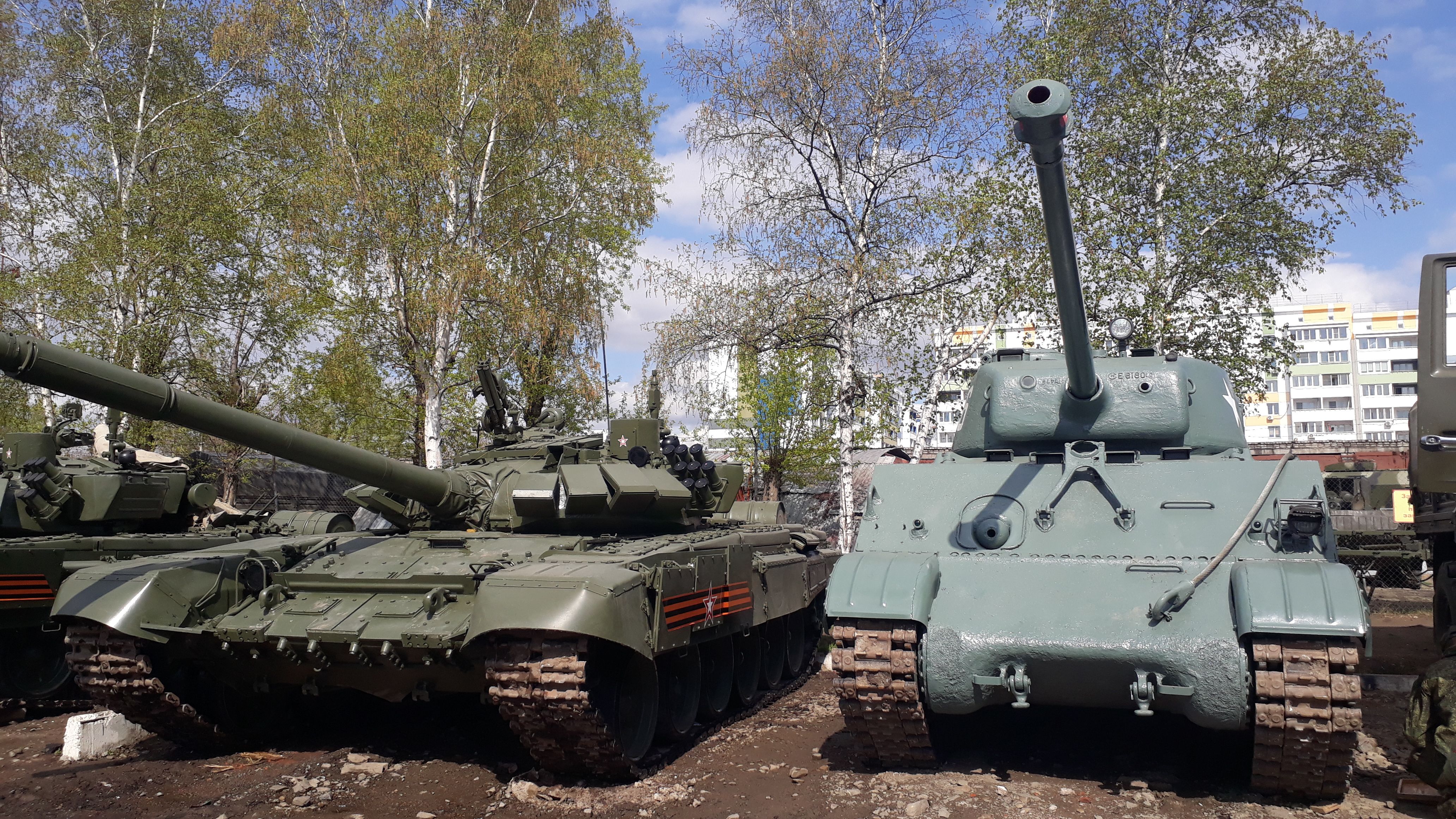 Танк Т-72Б3 и танк M2A2 Шерман Лозы в одном строю перед парадом